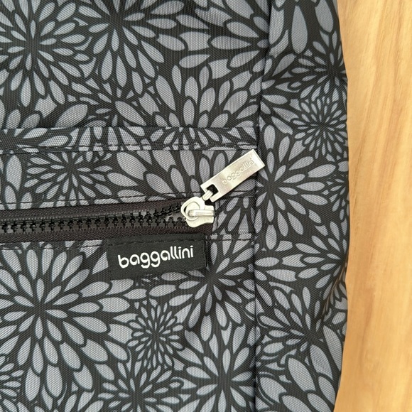 Baggallini purse, grey and black - Picture 3 of 9